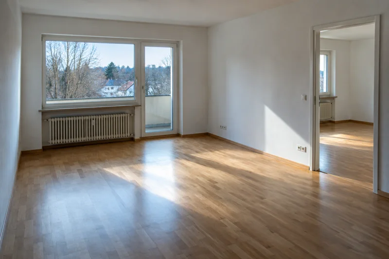 Leerer, besenreiner Raum vor der Wohnungsübergabe – Endreinigung in Wolfratshausen